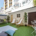 Renovated With Private Courtyard, By Timecooler Apartmán *