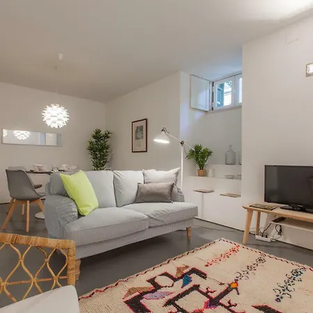 Renovated With Private Courtyard, By Timecooler *