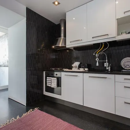 Renovated With Private Courtyard, By Timecooler شقة *