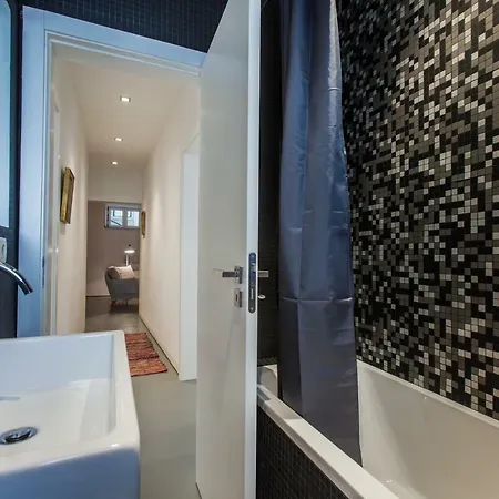 Renovated With Private Courtyard, By Timecooler * Lisbona