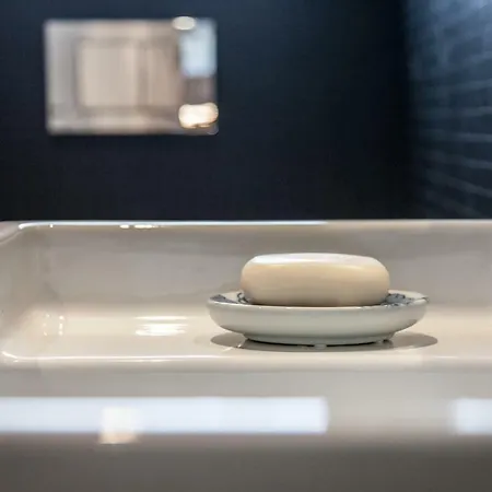 Renovated With Private Courtyard, By Timecooler Appartamento Lisbona