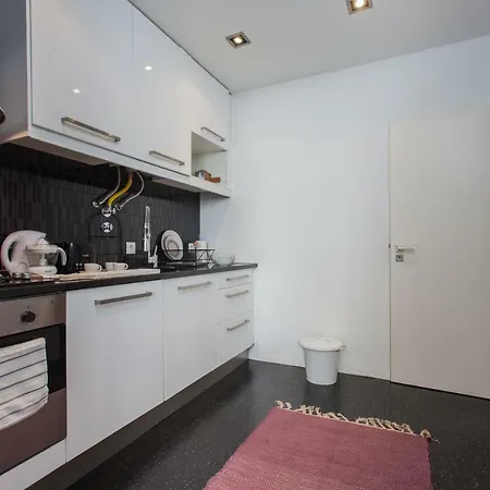 شقة Renovated With Private Courtyard, By Timecooler Lisboa