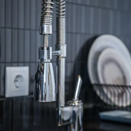 Renovated With Private Courtyard, By Timecooler شقة