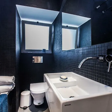 Renovated With Private Courtyard, By Timecooler