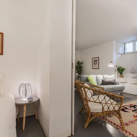 Renovated With Private Courtyard, By Timecooler Лиссабон